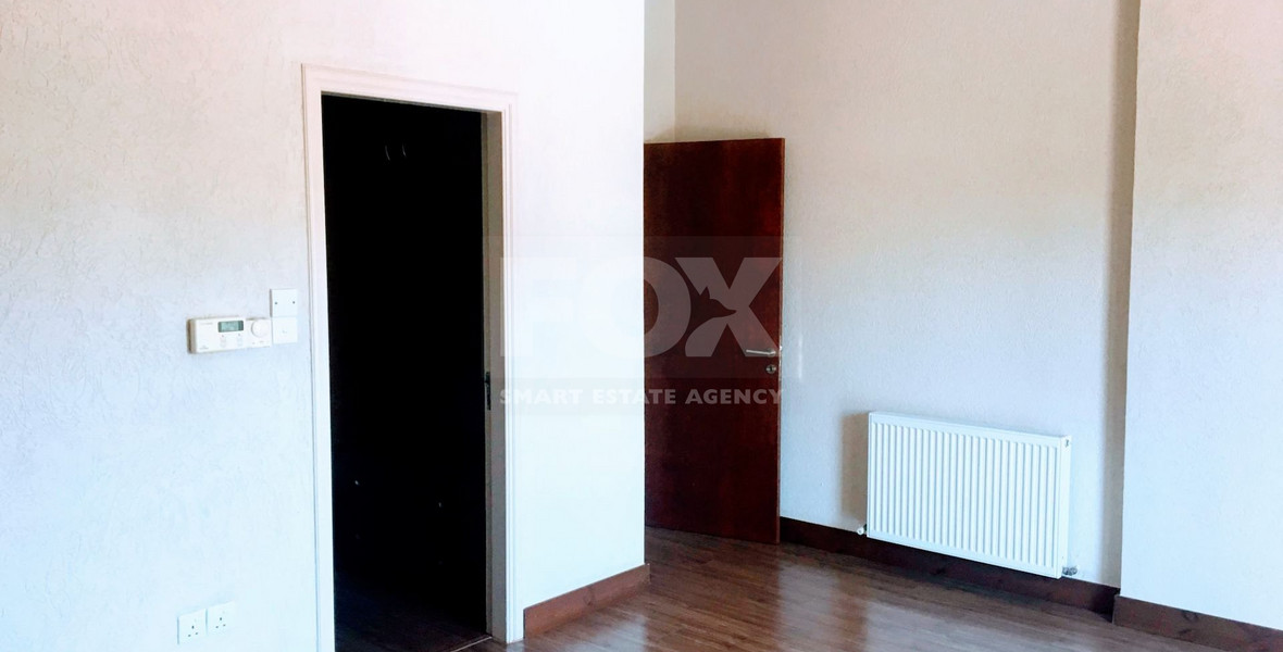 RENT: 5 bedroom Villa unfurnished in Pareklissia with large gardens and swimming pool.
