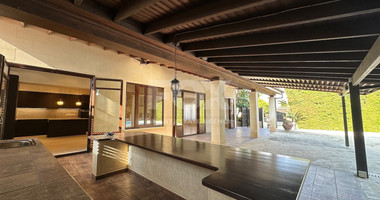 RENT: STUNNING 5 BEDROOM VILLA ON LARGE PLOT WITH SWIMMING POOL - LARGE GARDEN- EXTRA SEPARATE  APARTMENT - CENTRAL LIMASSOL