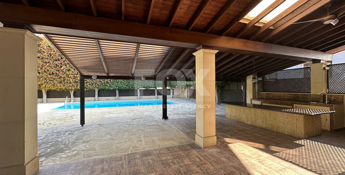 RENT: STUNNING 5 BEDROOM VILLA ON LARGE PLOT WITH SWIMMING POOL - LARGE GARDEN- EXTRA SEPARATE  APARTMENT - CENTRAL LIMASSOL