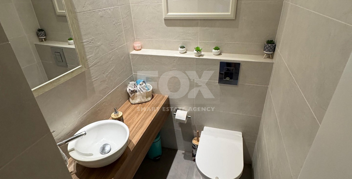 RENT: 3 BEDROOM FURNISHED APARTMENT IN CENTRAL LIMASSOL JUST OFF RIGA FERREOU WALKING DISTANCE TO ALL AMENITIES.