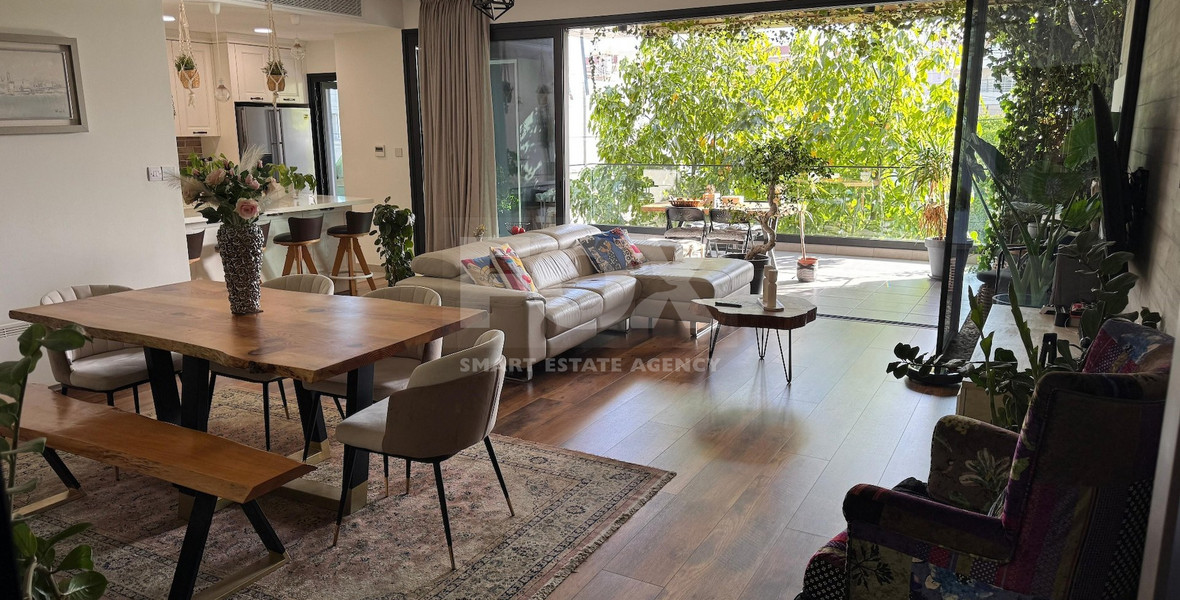 RENT: 3 BEDROOM FURNISHED APARTMENT IN CENTRAL LIMASSOL JUST OFF RIGA FERREOU WALKING DISTANCE TO ALL AMENITIES.