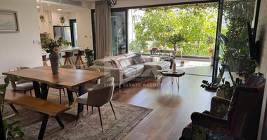 RENT: 3 BEDROOM FURNISHED APARTMENT IN CENTRAL LIMASSOL JUST OFF RIGA FERREOU WALKING DISTANCE TO ALL AMENITIES.