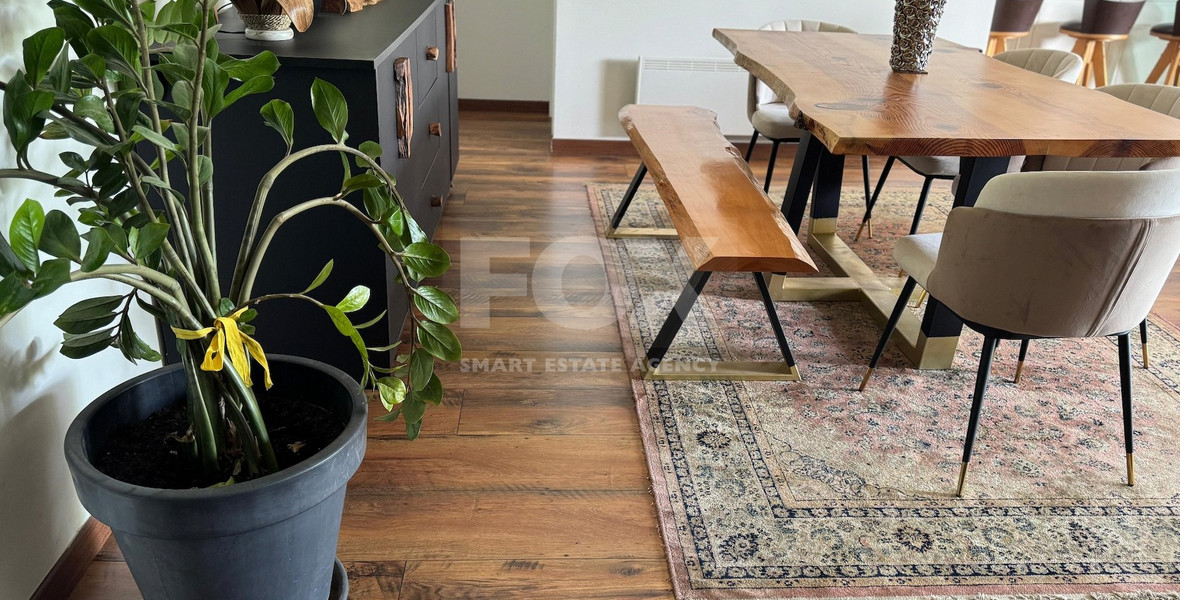 RENT: 3 BEDROOM FURNISHED APARTMENT IN CENTRAL LIMASSOL JUST OFF RIGA FERREOU WALKING DISTANCE TO ALL AMENITIES.