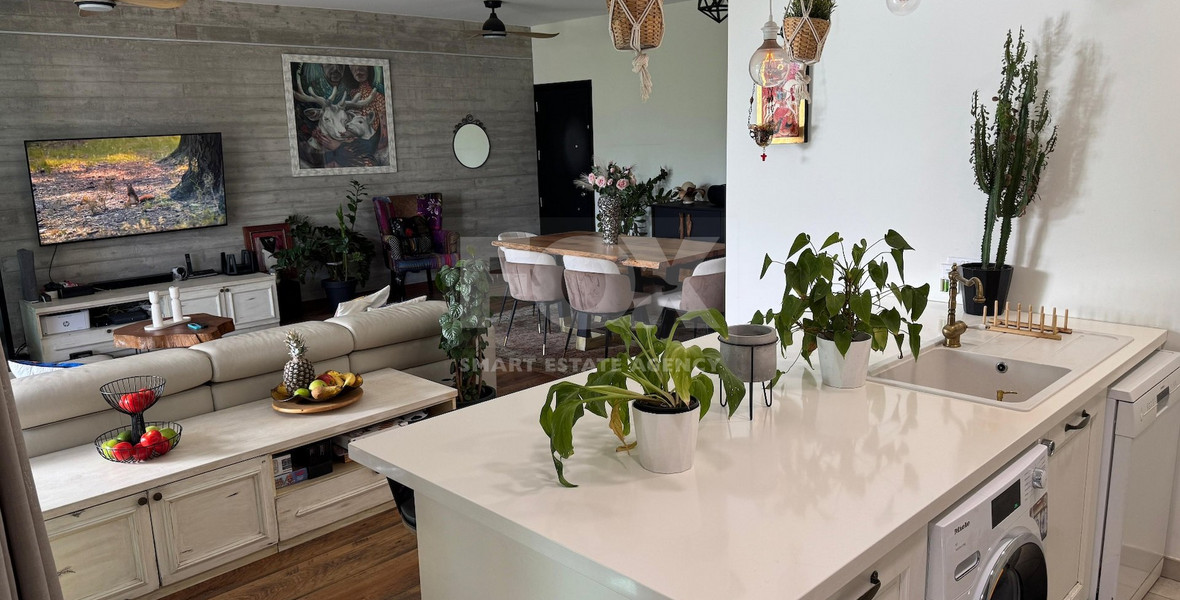 RENT: 3 BEDROOM FURNISHED APARTMENT IN CENTRAL LIMASSOL JUST OFF RIGA FERREOU WALKING DISTANCE TO ALL AMENITIES.