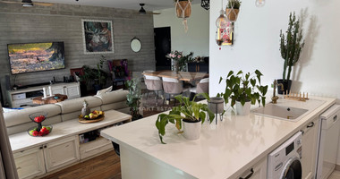 RENT: 3 BEDROOM FURNISHED APARTMENT IN CENTRAL LIMASSOL JUST OFF RIGA FERREOU WALKING DISTANCE TO ALL AMENITIES.