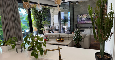 RENT: 3 BEDROOM FURNISHED APARTMENT IN CENTRAL LIMASSOL JUST OFF RIGA FERREOU WALKING DISTANCE TO ALL AMENITIES.