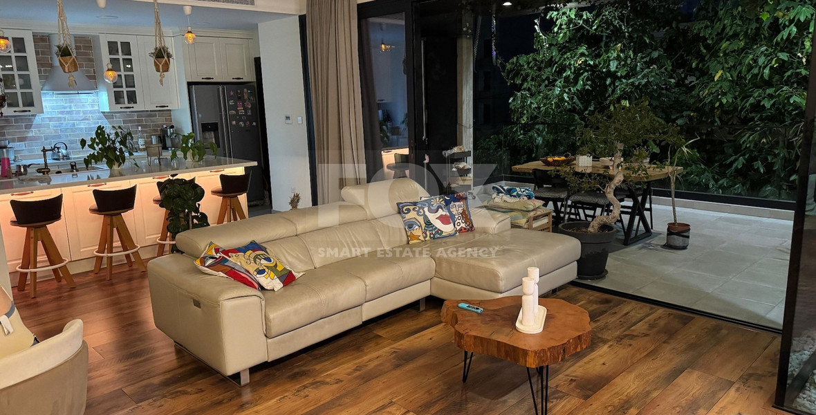RENT: 3 BEDROOM FURNISHED APARTMENT IN CENTRAL LIMASSOL JUST OFF RIGA FERREOU WALKING DISTANCE TO ALL AMENITIES.
