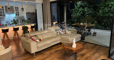 RENT: 3 BEDROOM FURNISHED APARTMENT IN CENTRAL LIMASSOL JUST OFF RIGA FERREOU WALKING DISTANCE TO ALL AMENITIES.