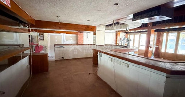 Shop in Kato Paphos for sale