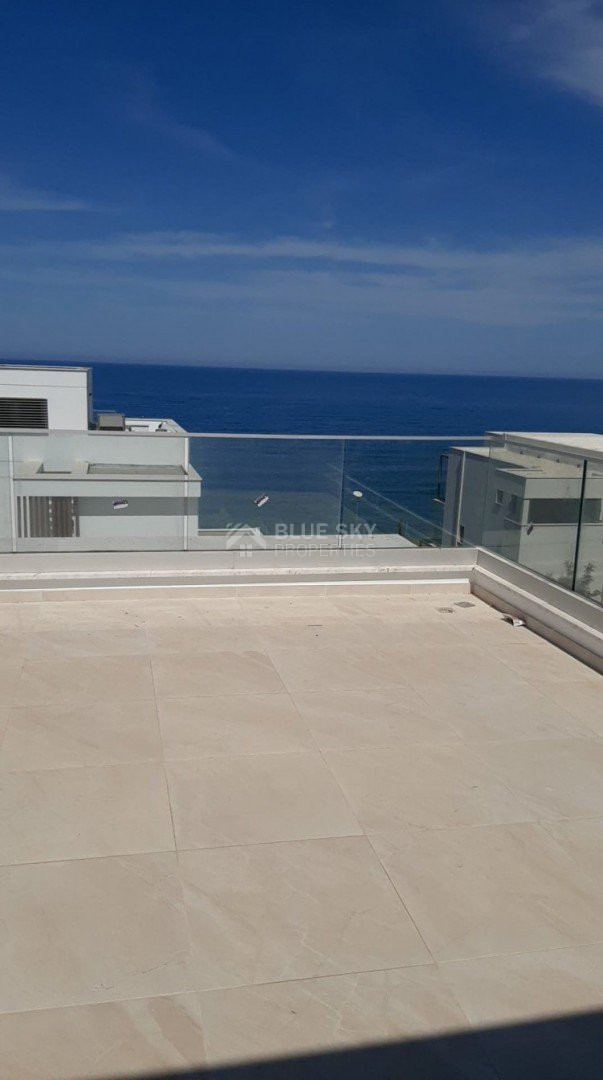 Three bedroom seafront luxury villa in Chloraka, Paphos