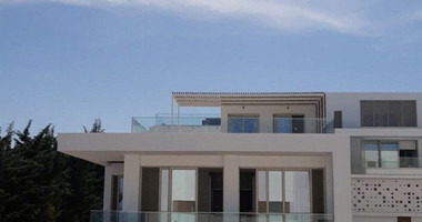 Three bedroom seafront luxury villa in Chloraka, Paphos