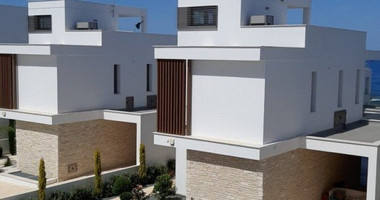 Three bedroom seafront luxury villa in Chloraka, Paphos