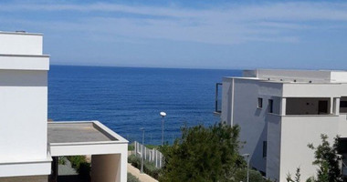 Three bedroom seafront luxury villa in Chloraka, Paphos