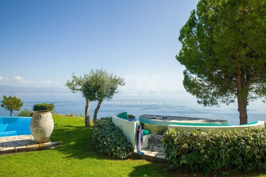 For sale: Beachfront Four-Bedroom Luxury Villa in Chloraka, Paphos