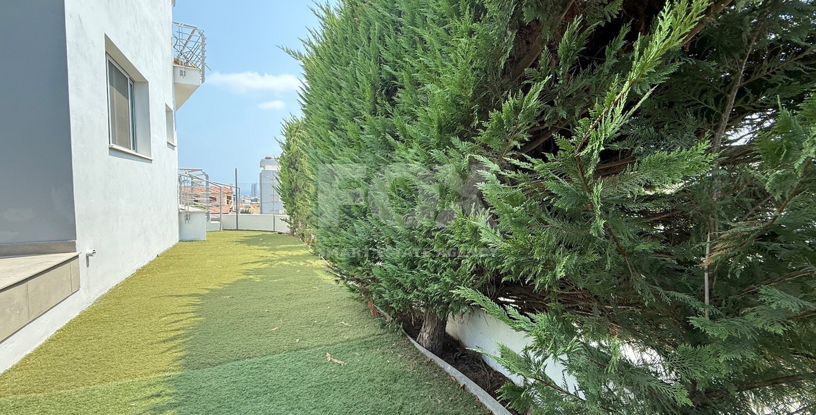 FOR SALE THREE BEDROOM GROUND FLOOR APARTMENT WITH GARDEN AND COMMUNAL SWIMMING POOL.