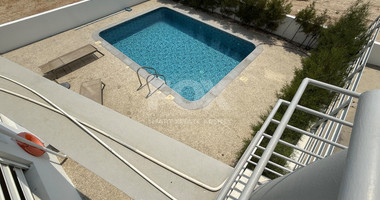 FOR SALE THREE BEDROOM GROUND FLOOR APARTMENT WITH GARDEN AND COMMUNAL SWIMMING POOL.