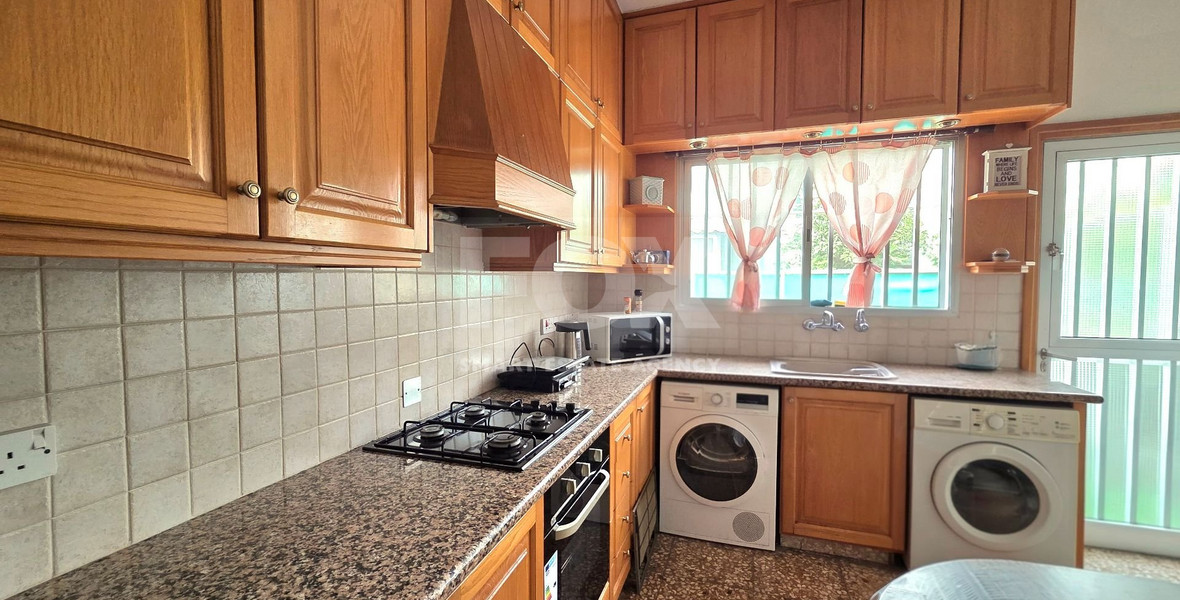 Three bedroom semi detached house 300m from the sea for rent in Neapoli