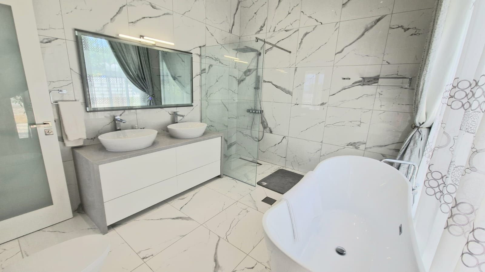 Mieszkanie 4 pokoi 244 m² Peyia, Cypr