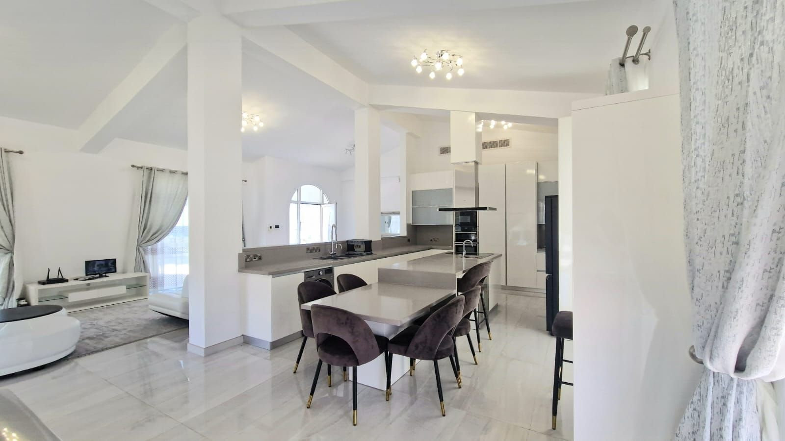 Mieszkanie 4 pokoi 244 m² Peyia, Cypr