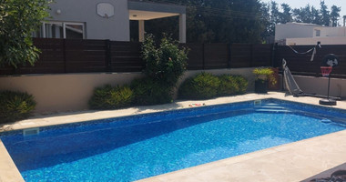 Four bedroom house with swimming pool for rent in Trachoni, Limassol