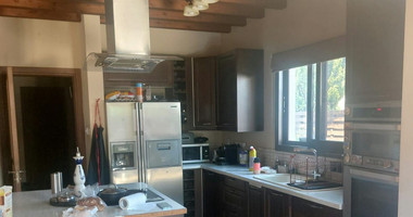 Four bedroom house with swimming pool for rent in Trachoni, Limassol