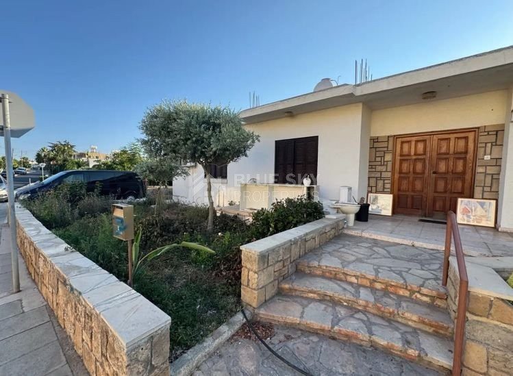 For sale, a three-bedroom bungalow in the Chloraka community in the Paphos district.