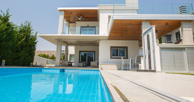 Modern Four -Bedroom Villa for rent in Agios Tychon – Prime Coastal Living