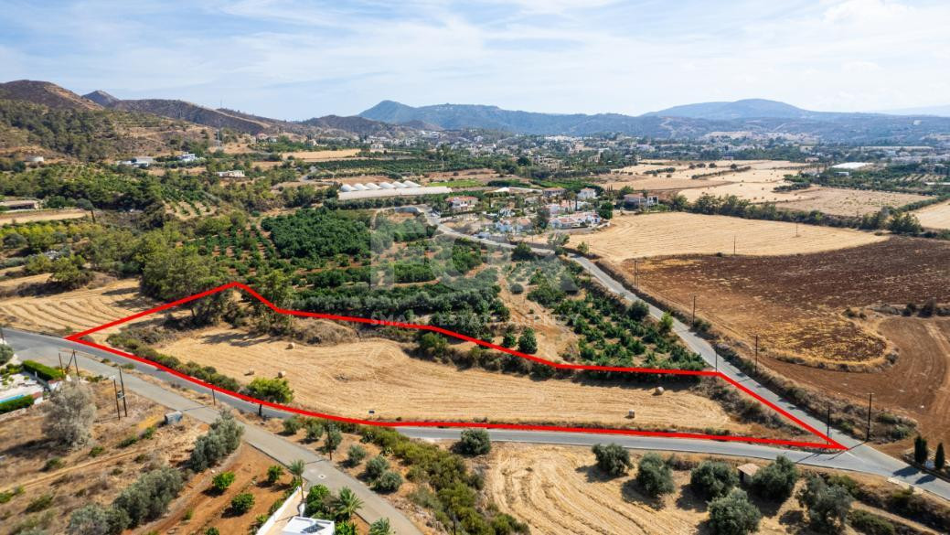 Tourist large Field in Argaka, in Paphos for sale.