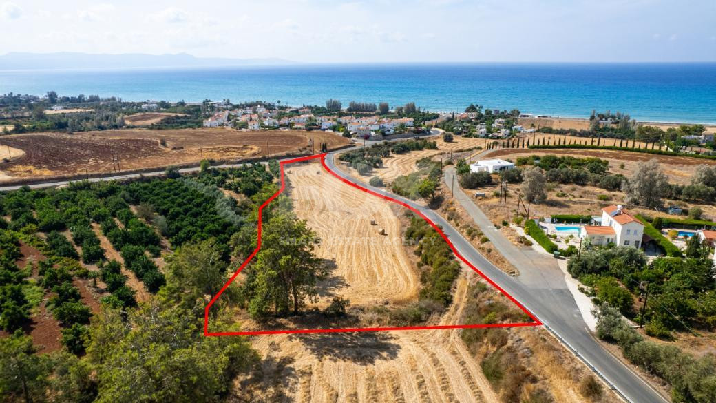 Tourist large Field in Argaka, in Paphos for sale.