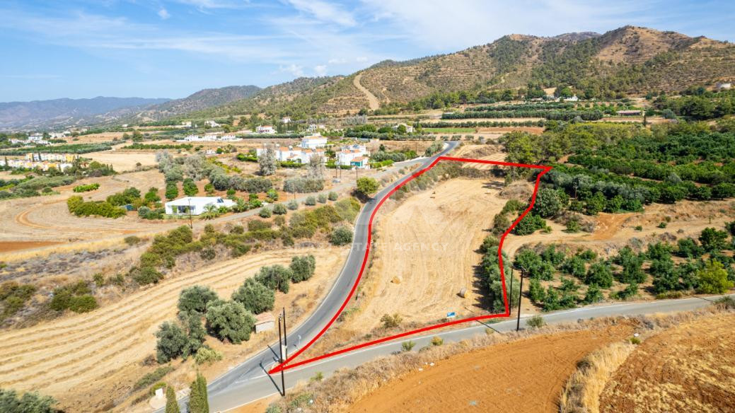 Tourist large Field in Argaka, in Paphos for sale.