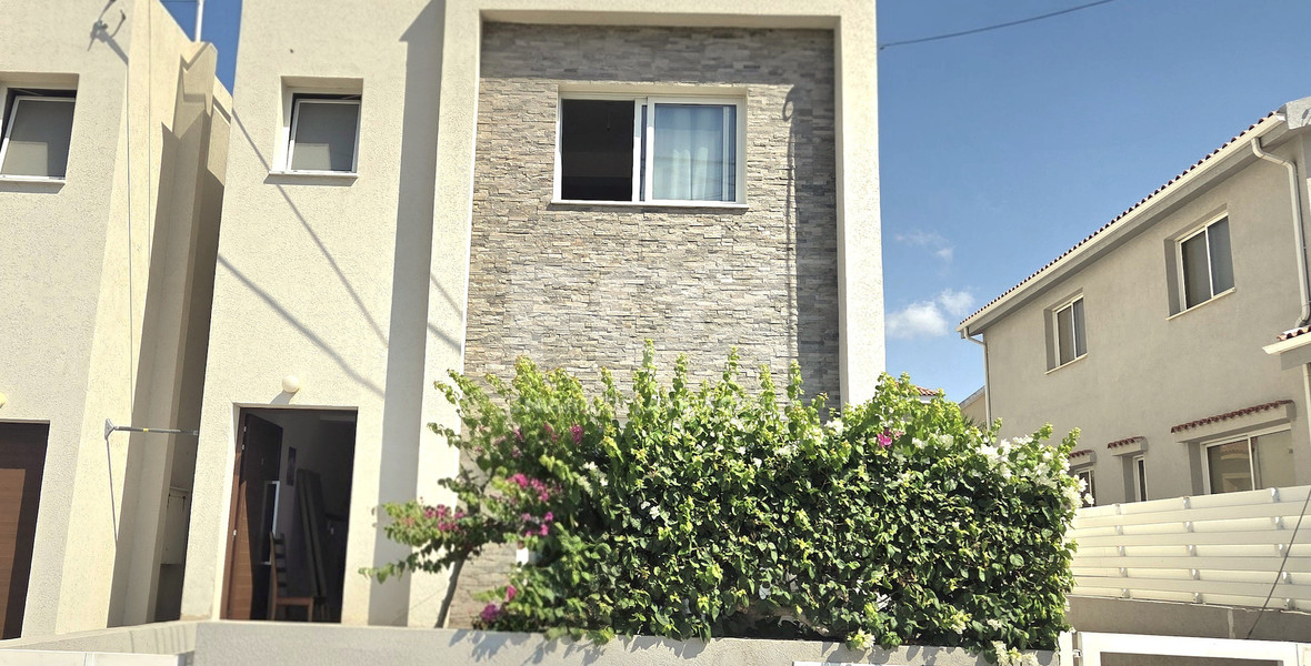 Six Bedroom Semi detached House for sale in Agios Athanasios