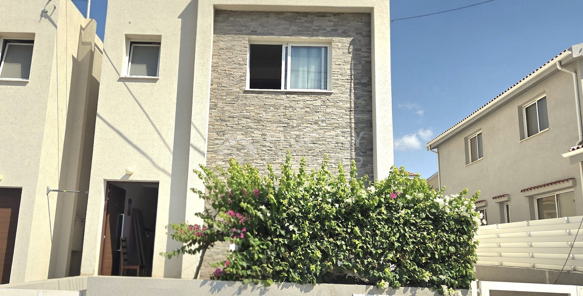 Six Bedroom Semi detached House for sale in Agios Athanasios