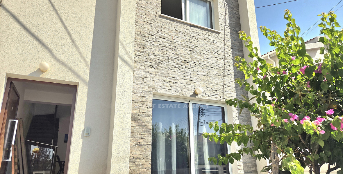 Six Bedroom Semi detached House for sale in Agios Athanasios