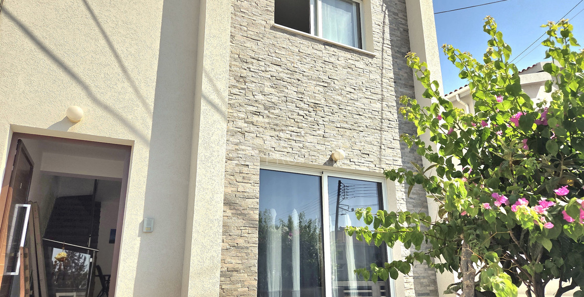 Six Bedroom Semi detached House for sale in Agios Athanasios