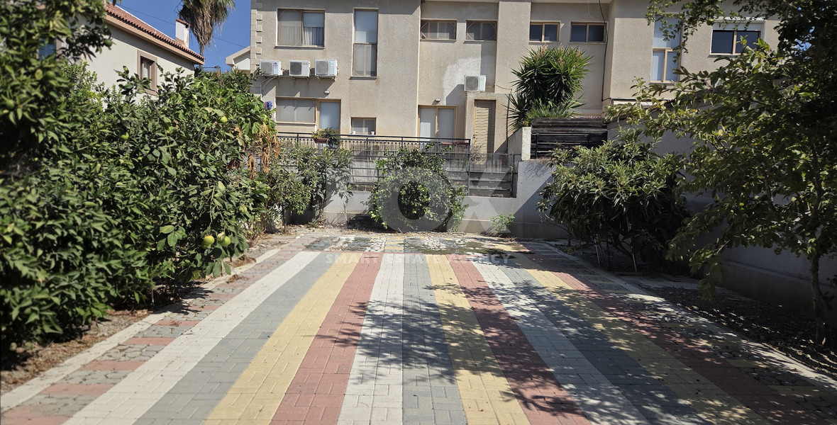 Six Bedroom Semi detached House for sale in Agios Athanasios