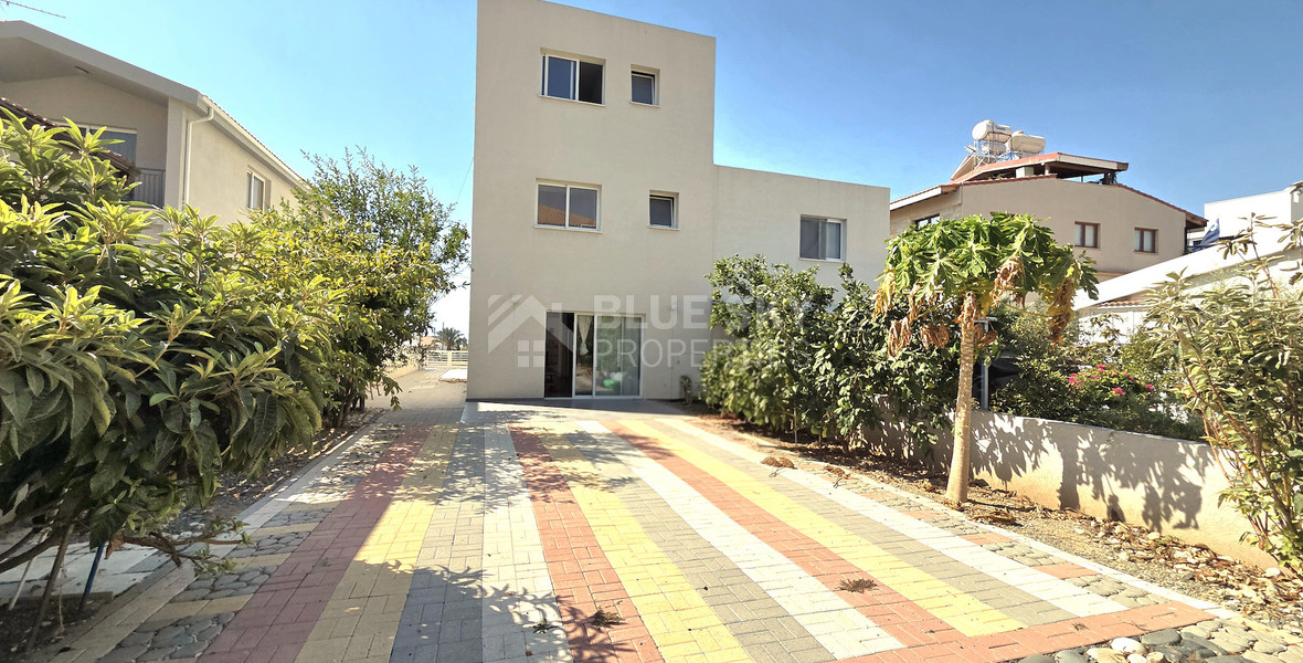 Six Bedroom Semi detached House for sale in Agios Athanasios