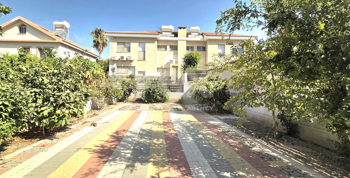 Six Bedroom Semi detached House for sale in Agios Athanasios