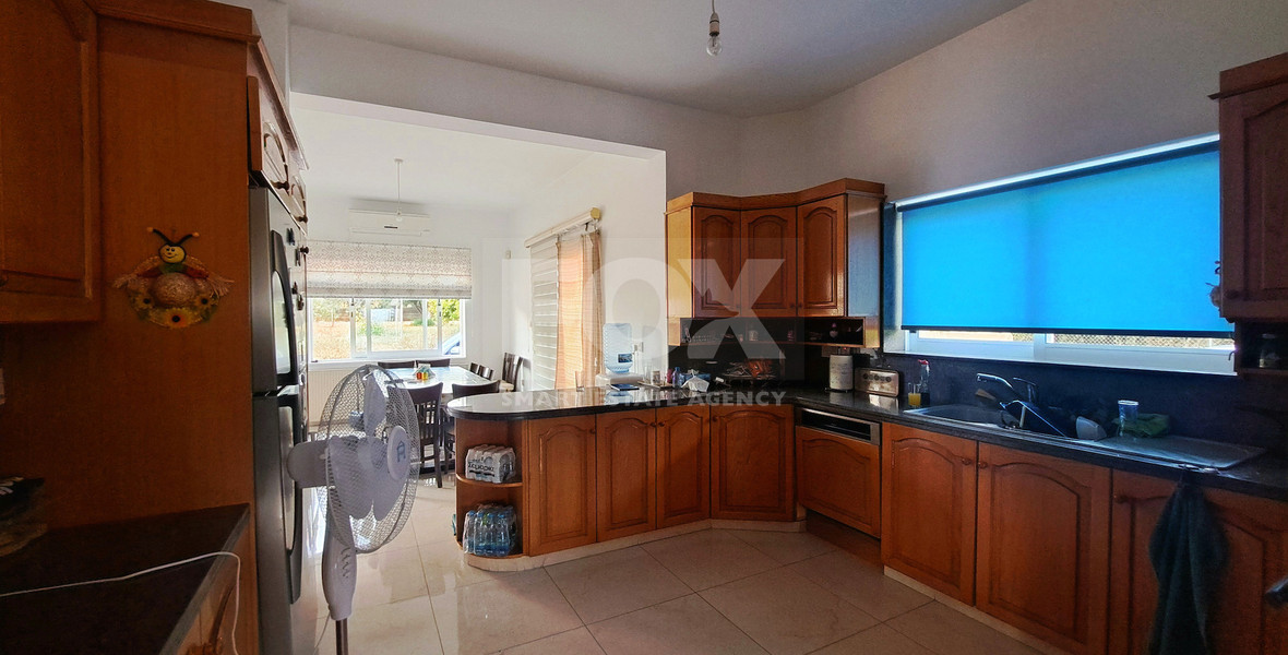 For sale, Six-bedroom detached house in Mesogi, Paphos