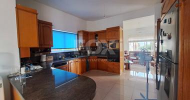 For sale, Six-bedroom detached house in Mesogi, Paphos