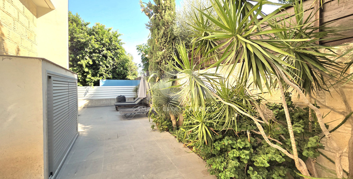 For rent detached Villa with Sea View in Agios Athanasios