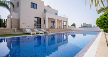 Stunning Four Bedroom Sea Front Villa in Peyia, for rent