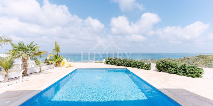 Spacious Four Bedroom Villa With Sea View Peyia