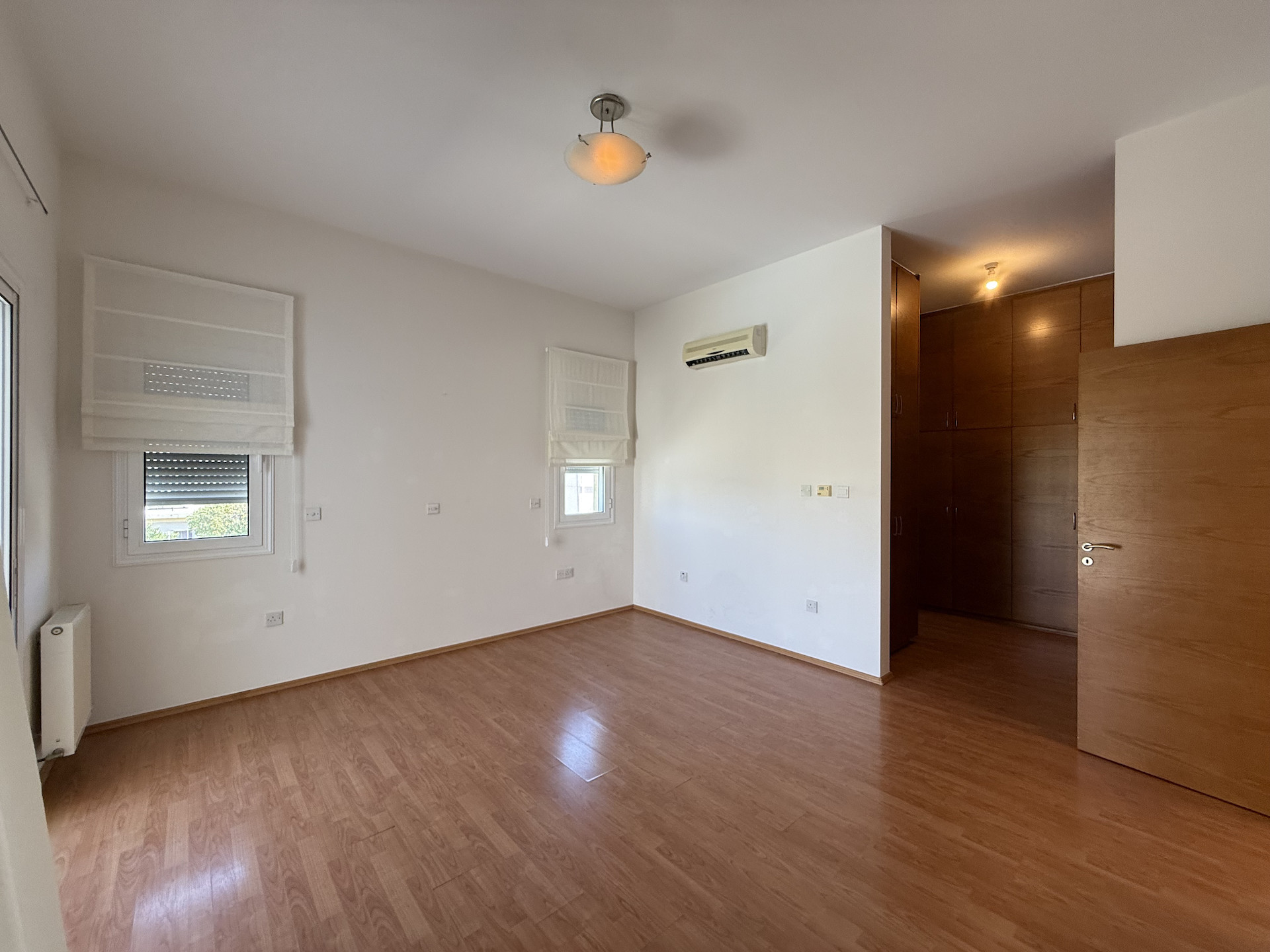 Mieszkanie 4 pokoi 300 m² w Jermasoja, Cypr