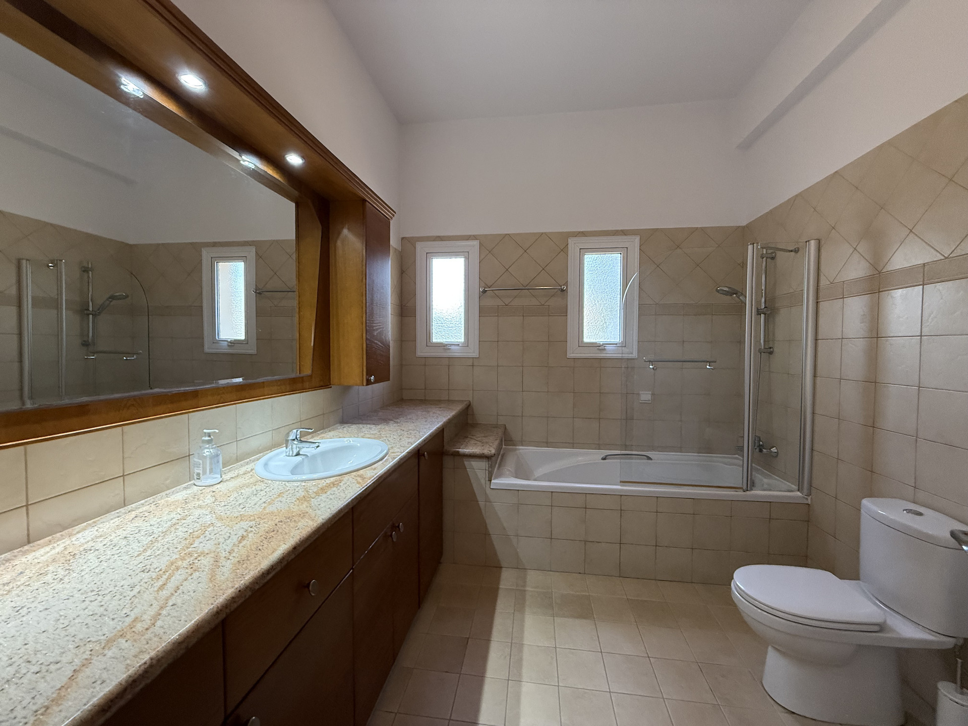 Mieszkanie 4 pokoi 300 m² w Jermasoja, Cypr