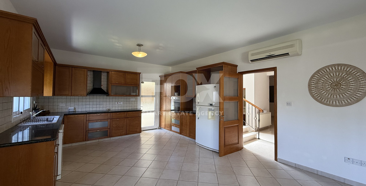 Rent: Unfurnished four bedroom villa in Potamos Germasogeias walking distance to the sea