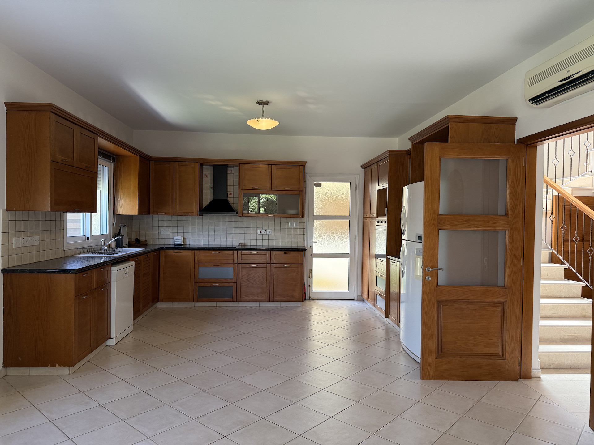 Mieszkanie 4 pokoi 300 m² w Jermasoja, Cypr