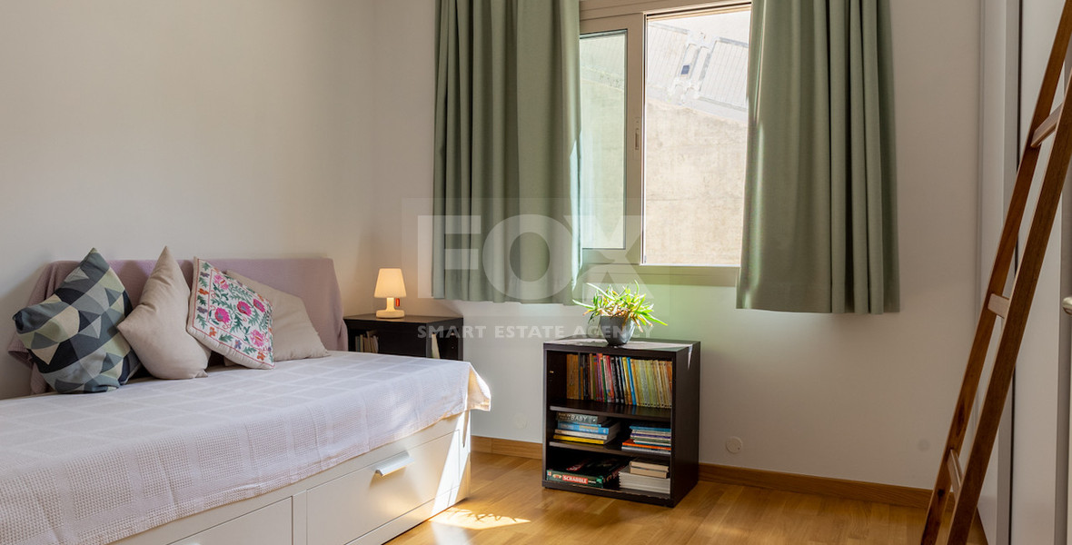 Detached 6 bedroom Villa in a lovely quiet residential location with easy access to schools