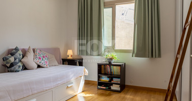 Detached 6 bedroom Villa in a lovely quiet residential location with easy access to schools