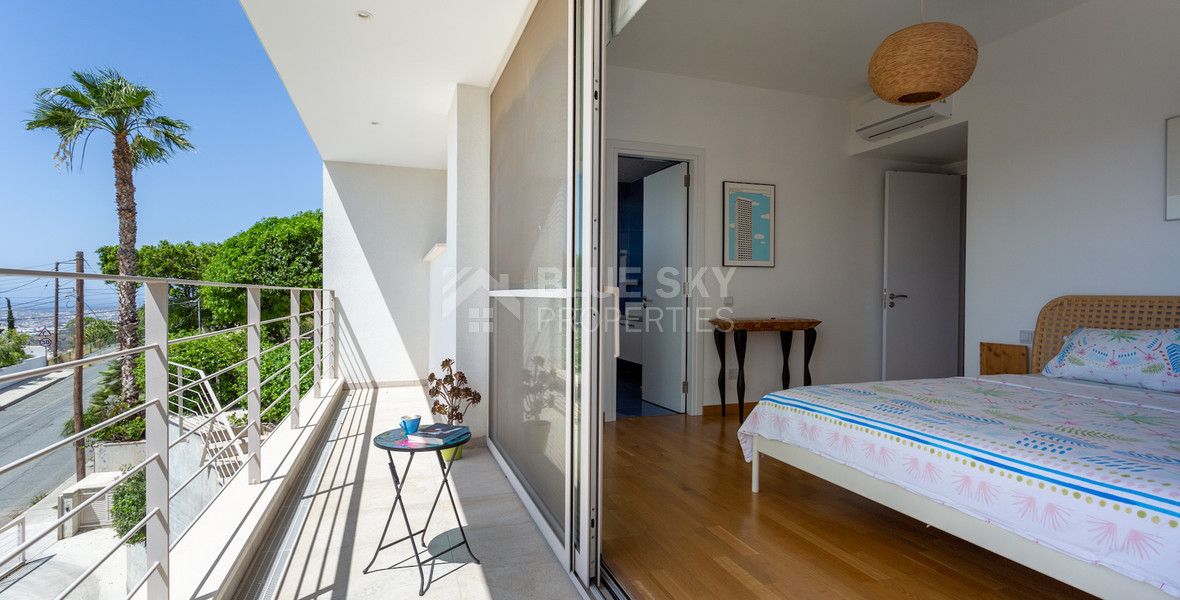 For Sale Detached 6 bedroom Villa in a lovely quiet residential location with easy access to schools