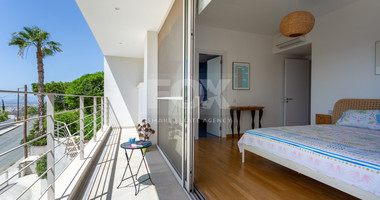 Detached 6 bedroom Villa in a lovely quiet residential location with easy access to schools